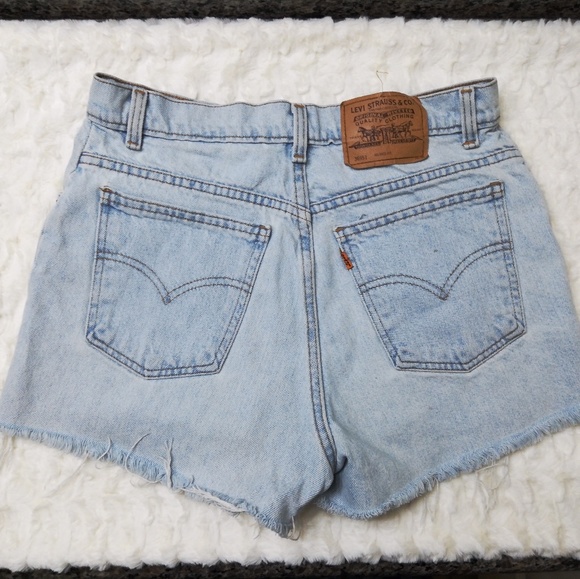 Vintage Levi Relaxed Fit Highwaist Denim Shorts - Picture 3 of 8